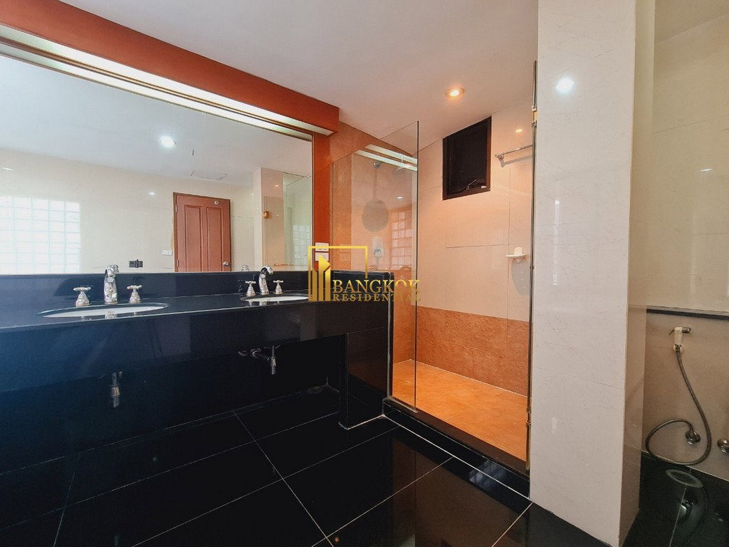 รูป Generously Sized 5 Bed Penthouse Apartment in Phrom Phong - BR0180AP - รูปที่ 31/37