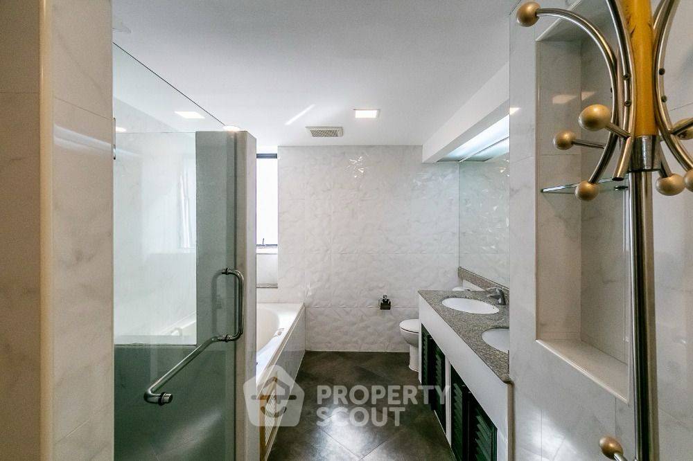 picture Pet-Friendly 3-BR President Park Condominium Near MRT Queen Sirikit (ID 2075203) - 12/13