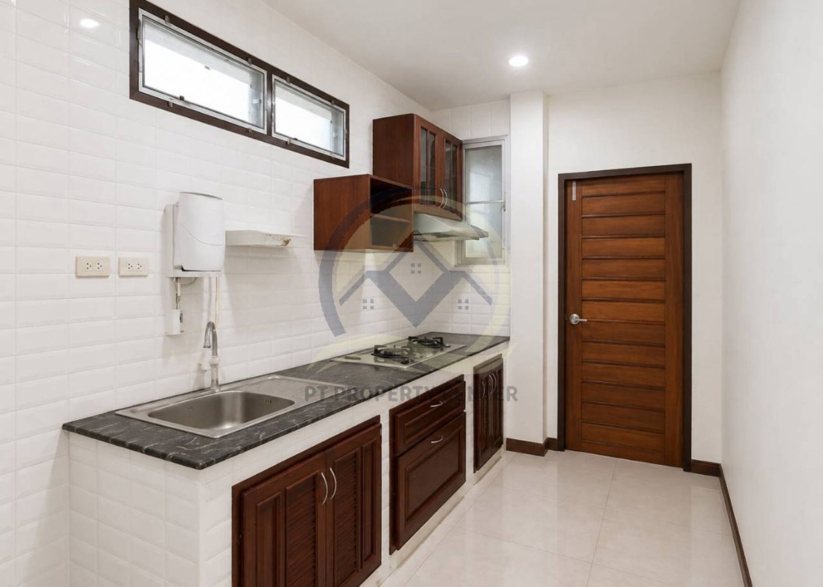 รูป บ้านเดี่ยว 2 ชั้น สร้างเอง ซอยคู้บอน 21  แขวงคันนายาว บ้านเปล่ารีโนเวทใหม่พร้อมอยู่ ราคาพิเศษ ทำเลใกล้รถไฟฟ้าและทางด่วน เหมาะสำหรับครอบครัวใหญ่ - รูปที่ 25/32