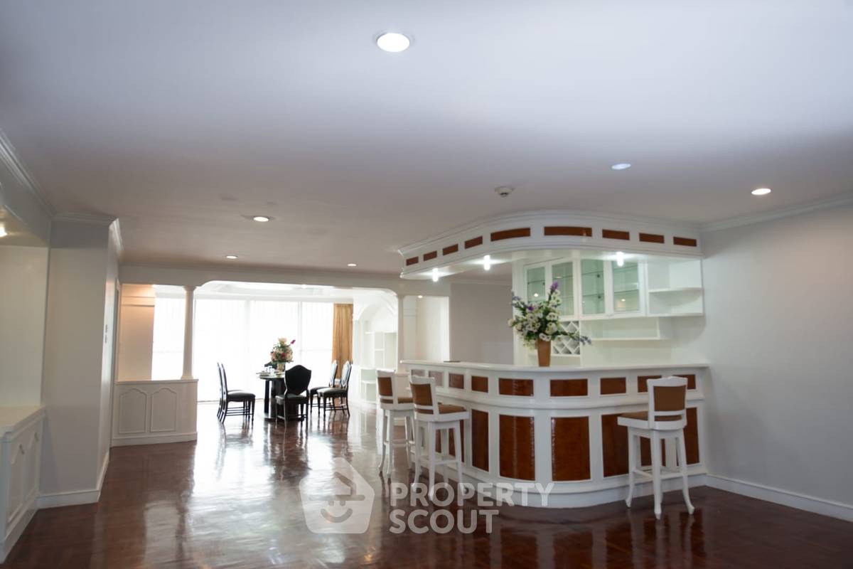 picture Pet-Friendly 3-BR 350 Sqm, Oriental Towers, BTS Ekkamai (ID 3157143) - 4/29