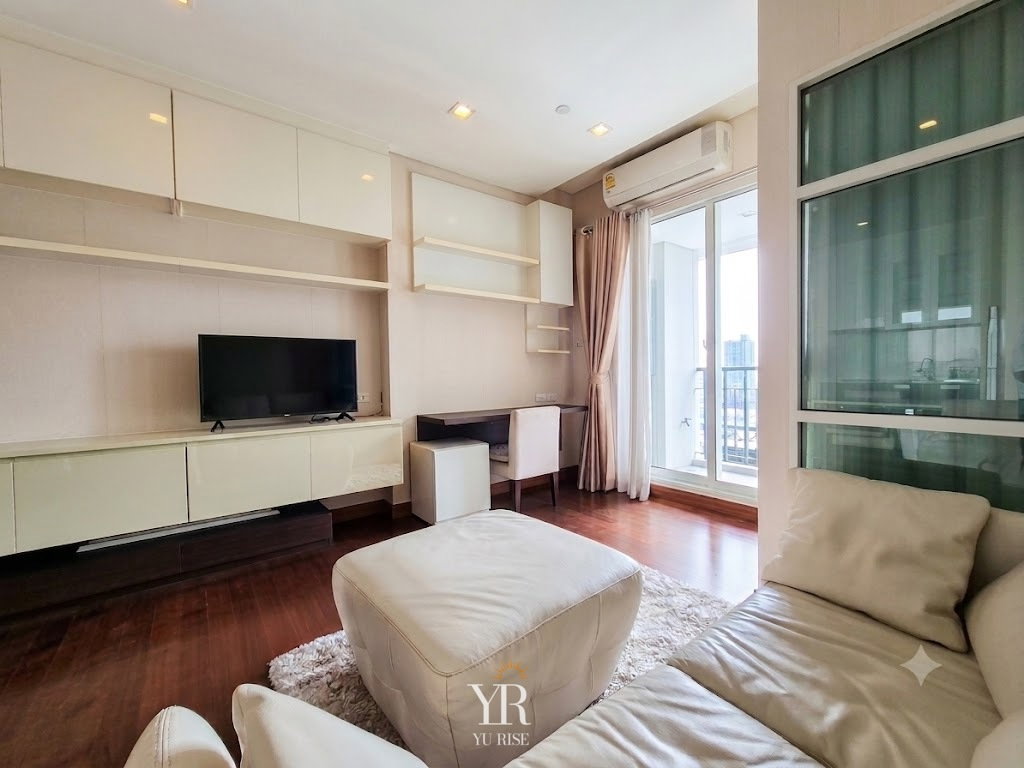 รูป Ivy Thonglor ปล่อยเช่า ห้องกว้างแบ่งสัดส่วนดีมาก บิวท์อินชั้นวางทีวีและโต๊ะทำงานยาวติดระเบียง 1 ห้องนอน  1 ห้องน้ำ พร้อมเข้าอยู่ - รูปที่ 2/6