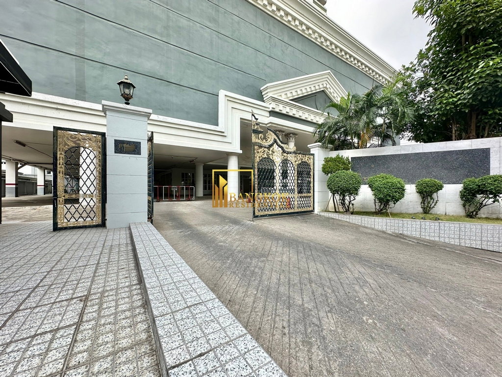 รูป Enormous 5 Bedroom Penthouse With Private Terrace in Ekkamai - BR21093AP - รูปที่ 54/54