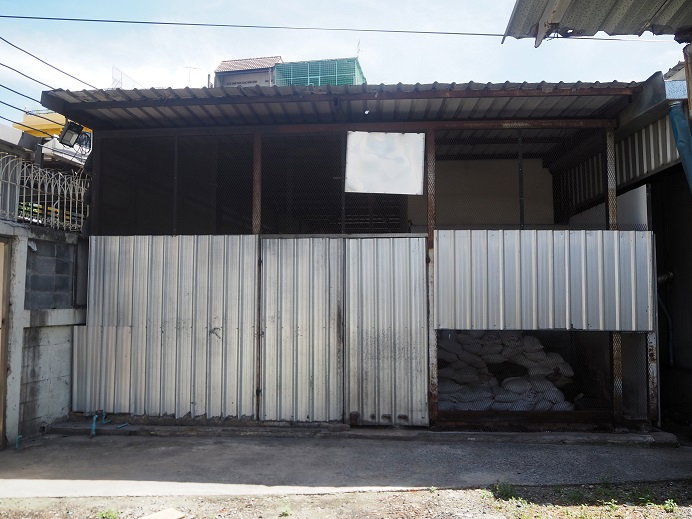 รูป ให้เช่าที่ดินทรงสี่เหลี่ยมผืนผ้าเนื้อที่ประมาณ53ตร.วา ทำเลทอง ใกล้โรงงานไทยวาโก้ มีโครงสังกะสีเป็นโรงเรือนพร้อมประตูสังกะสี พื้นโบกปูนเรียบ - รูปที่ 4/4