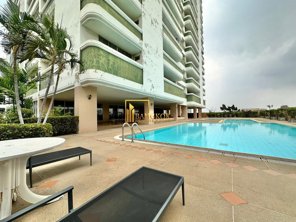 รูป Enormous 5 Bedroom Penthouse With Private Terrace in Ekkamai - BR21093AP - รูปที่ 42/54