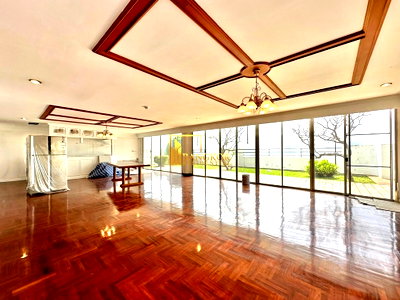 Apartment building for rent Watthana : Enormous 5 Bedroom Penthouse With Private Terrace in Ekkamai - BR21093AP