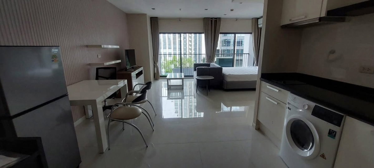 picture Noble Remix, a very spacious room with natural light Clean condition on cover Ready to move in - 1/11