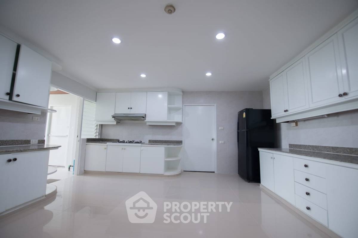 รูป คอนโดเลี้ยงสัตว์ได้ 3 ห้องนอน ขนาด 350 ตร.ม. Oriental Towers Condominium ใกล้ BTS เอกมัย (ID 3157143) - รูปที่ 16/29