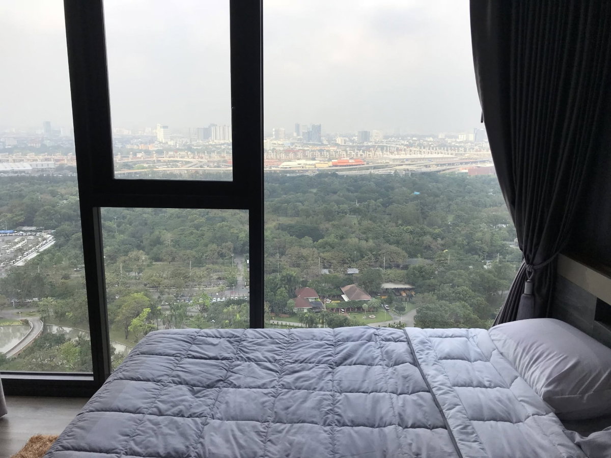 picture The Line Jatujak-Mochit Highlights: Chatuchak Park view on a high floor, Unblocked View, as wide as the eye can see.  - 4/18
