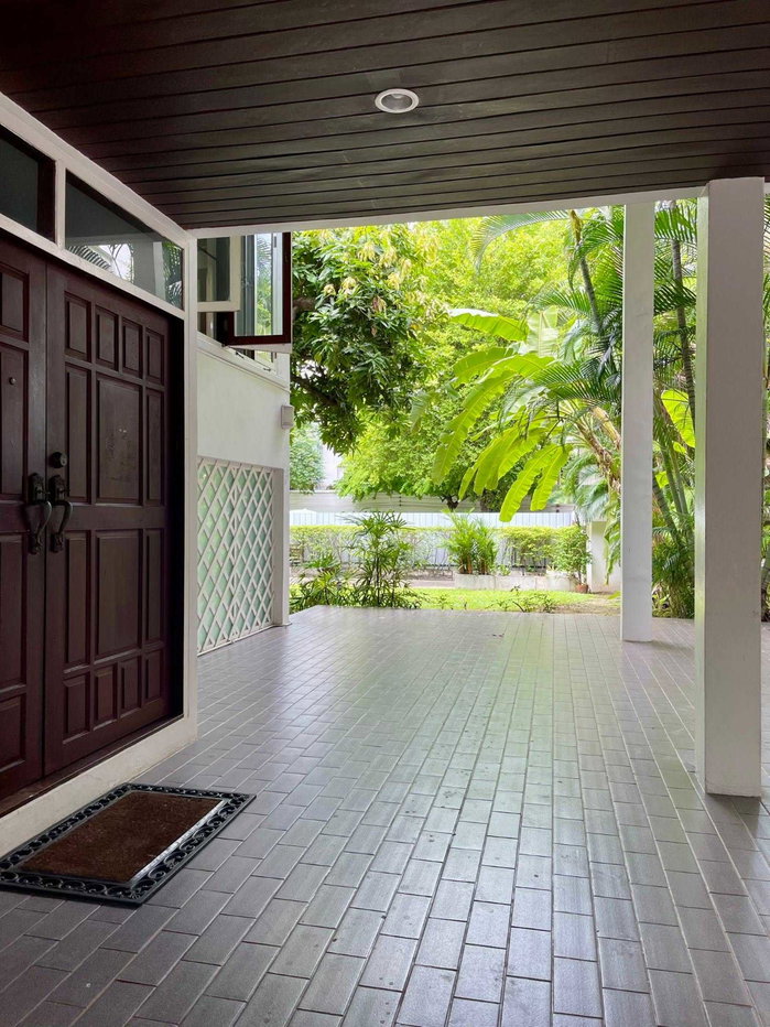 รูป LTH16035 - Rare Garden House for Sale Ruamrudee | Large Private Garden | BTS Ploenchit | 130 MB | บ้านขาย ร่วมฤดี - รูปที่ 3/11