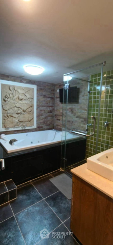 picture Pet-Friendly 3-BR President Park Condominium Near MRT Queen Sirikit (ID 3162889) - 6/19
