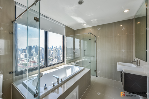 Villa Asoke near MRT Phetchaburi Station Luxury Condo at Special Price