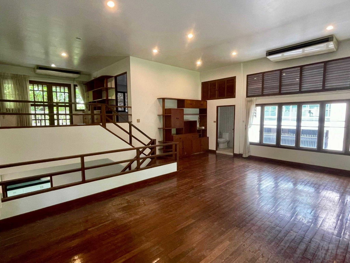 รูป LTH16035 - Rare Garden House for Sale Ruamrudee | Large Private Garden | BTS Ploenchit | 130 MB | บ้านขาย ร่วมฤดี - รูปที่ 1/11