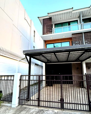Houses for sale Crystal Design Center : For Sale House , Supalai Essence Ladprao , corner unit , wide frontage , MRT-Ladprao 101 , Khlong Chan , Bang Kapi , Bangkok , CX-166858 ✅ Live chat with us ADD LINE @connexproperty ✅