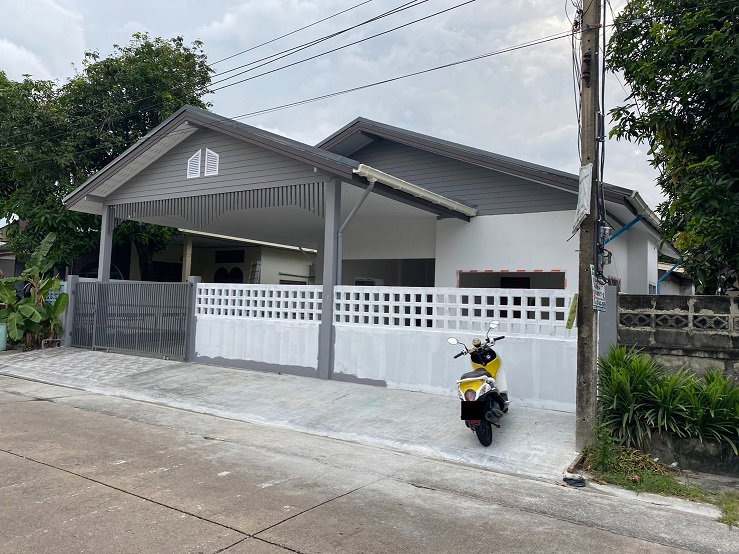 รูป ให้เช่าบ้านเดี่ยว ชั้นเดียว ซอยโชคชัยสี่ เข้าซอย 300 เมตร เฟอร์นิเจอร์ครบ แอร์ทั้งหลัง อยู่อาศัยเท่านั้น - รูปที่ 1/14