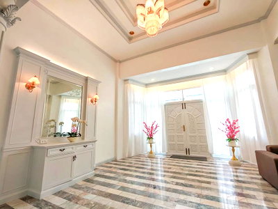 Townhouses for rent Yan Nawa : Prime Sathupradit Location Opposite KBank! Minutes to King’s College & Central Rama 3 🚗