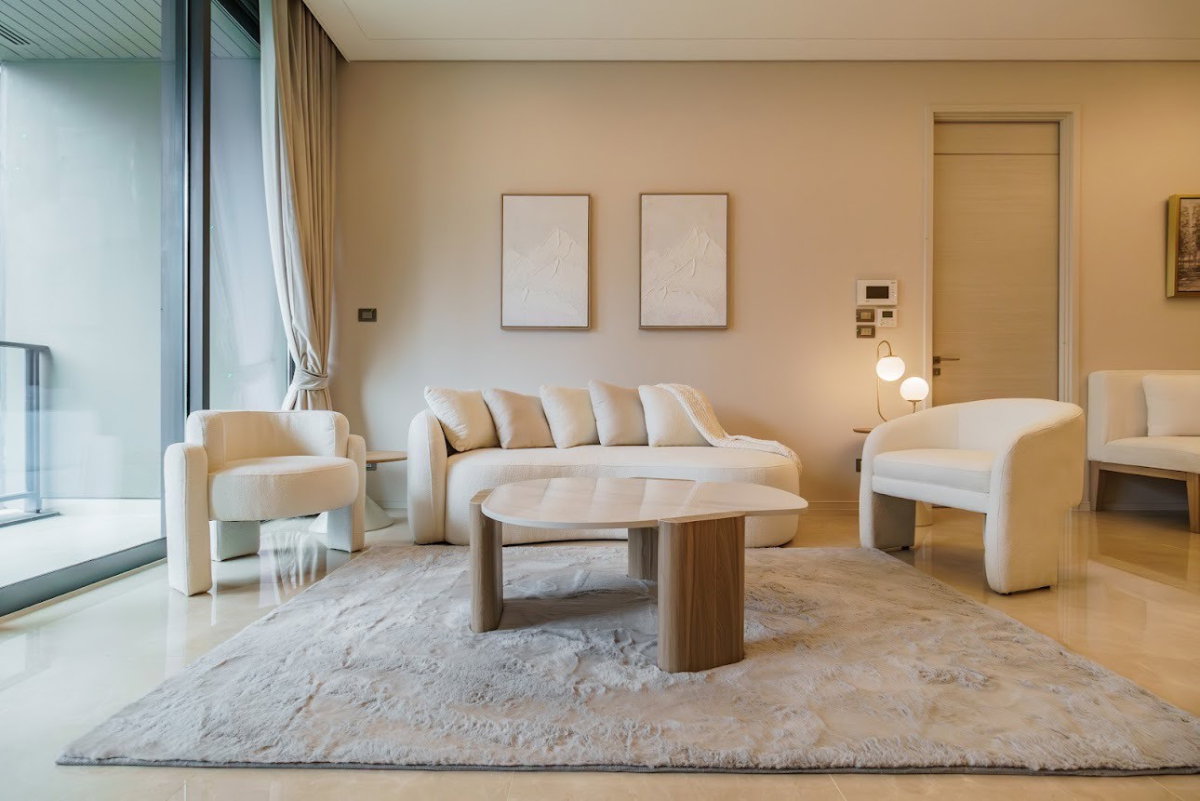 รูป The Residences at Sindhorn Kempinski ห้องฟีลดูอบอุ่น ลงตัวทั้งฟังก์ชันและการดีไซน์ โดดเด่นด้วยวิวสวนลุมพินีสีเขียวขจีที่มองเห็นได้จากในห้อง - รูปที่ 2/14