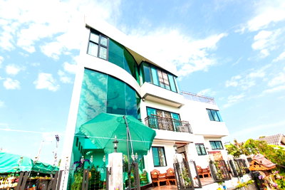 Houses for rent Chiang Mai : 3-Storey Detached House for Rent by the Ping River