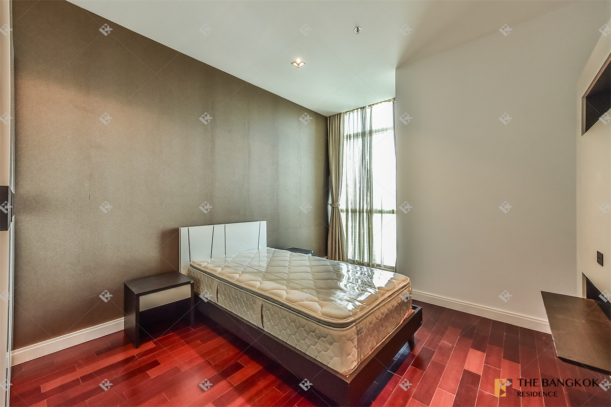 picture Luxury Condo in Central City Location Athenee Residence near BTS Phloen Chit - 1/10