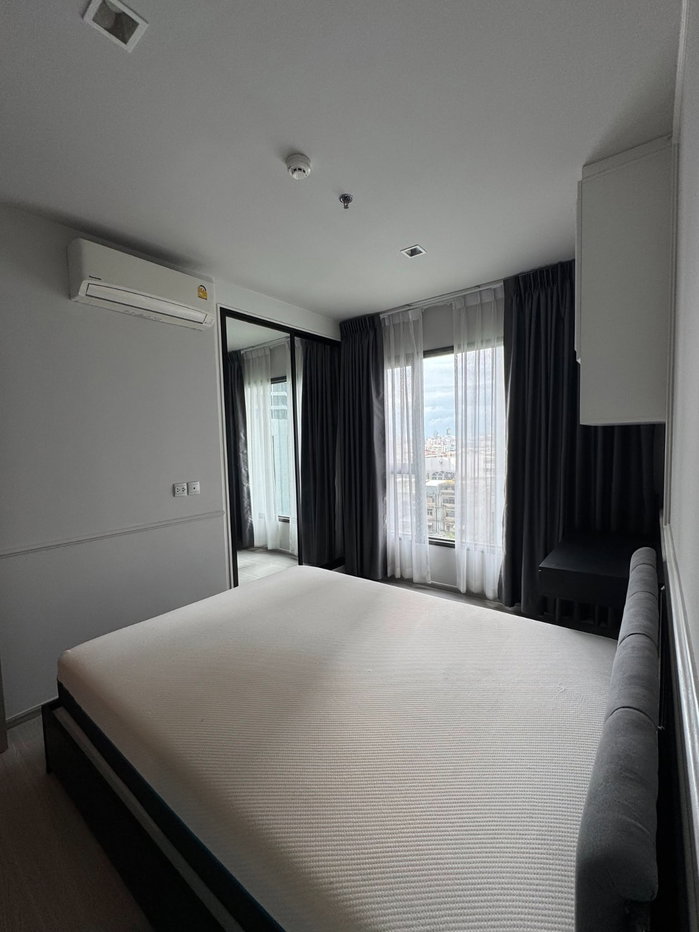 รูป Life Asoke-Rama 9 ห้องสไตล์ Modern Classic โทนสีขาว-เทาอ่อน คลีนๆ สบายตา พร้อมด้วยงานบิ้วท์อินคิ้วบัวเรียบหรูและตู้เก็บของเยอะมาก - รูปที่ 4/9