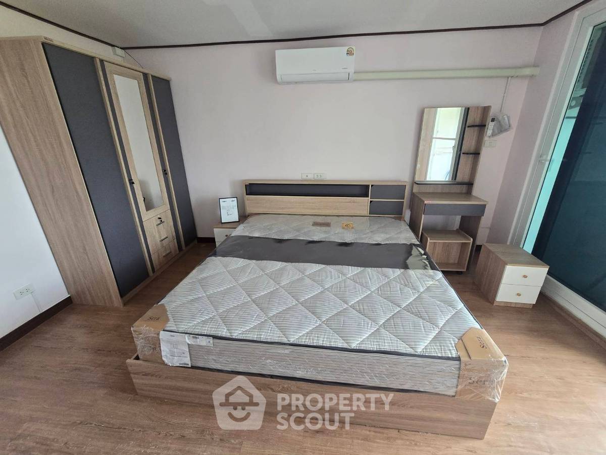picture 3-BR Condo At Charoennakorn River Place, Thon Buri (ID 3163080) - 8/12