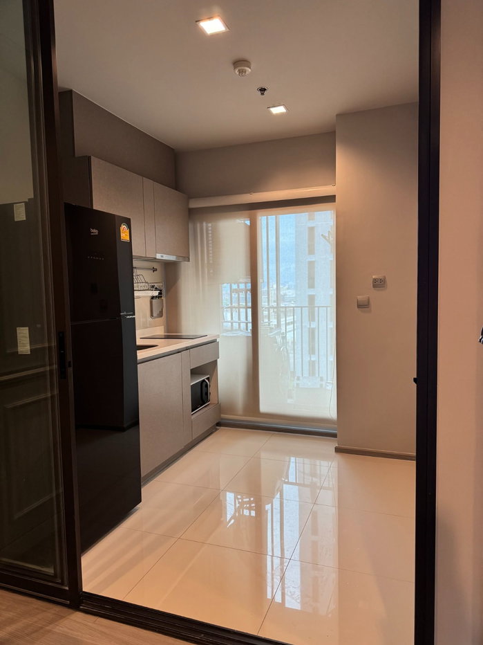 รูป Life Asoke-Rama 9 ห้องสไตล์ Modern Classic โทนสีขาว-เทาอ่อน คลีนๆ สบายตา พร้อมด้วยงานบิ้วท์อินคิ้วบัวเรียบหรูและตู้เก็บของเยอะมาก - รูปที่ 8/9