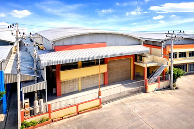 โรงงาน คลองหลวง คลองหนึ่ง : โรงงานพื้นที่สีม่วง และโกดัง 2 ชั้น MMC นวนคร ม.ธรรมศาสตร์ รังสิต สำนักงาน 8 ห้อง 2 น้ำ คลองหนึ่ง อ.คลองหลวง  242ตร.ว. 1400ตรม.