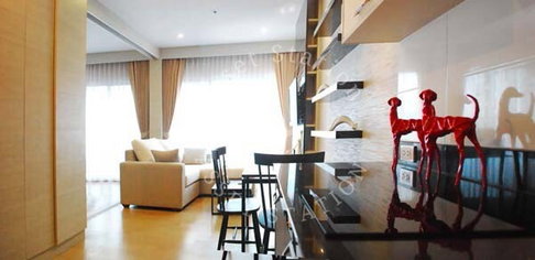 NOBLE REFINE | 🚅 Located near BTS Phrom Phong, Emporium/EmQuartier shopping malls.
