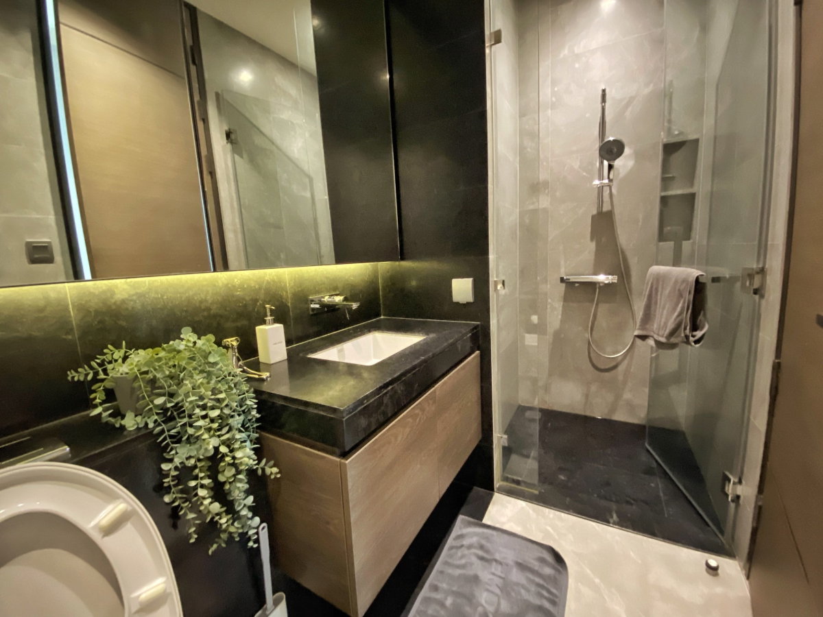 รูป 28 Chidlom คอนโดหรูห้องมุมชั้นสูง วิวเมืองพาโนรามา ตกแต่งหรูสไตล์ Modern Luxury ผนังหินอ่อน มีมุม Daybed ริมหน้าต่างไว้นั่งชิลชมวิว - รูปที่ 9/9