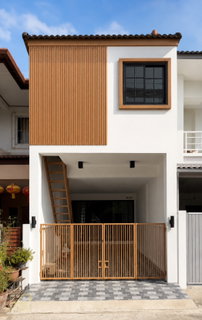 พนาสนธิ์ บ่อแร่, วิชิต ใกล้วงเวียนเมืองทอง ทาวน์โฮม 2 ชั้น รีโนเวทใหม่สไตล์ Modern Minimal ให้ความรู้สึกโปร่งโล่งหน้าบ้านไม่ติดกับหลังอื่น