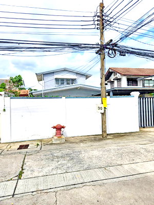 Houses for rent การไฟฟ้าฝ่ายผลิตแห่งประเทศไทย : Saphan 99 449 m. MRT Bang Son 1.49 km. 61 sq m. 198 sq m. Lotus Prachachuen 1-7 2-story detached house, 3 bedrooms, 2 bathrooms, with a bedroom on
