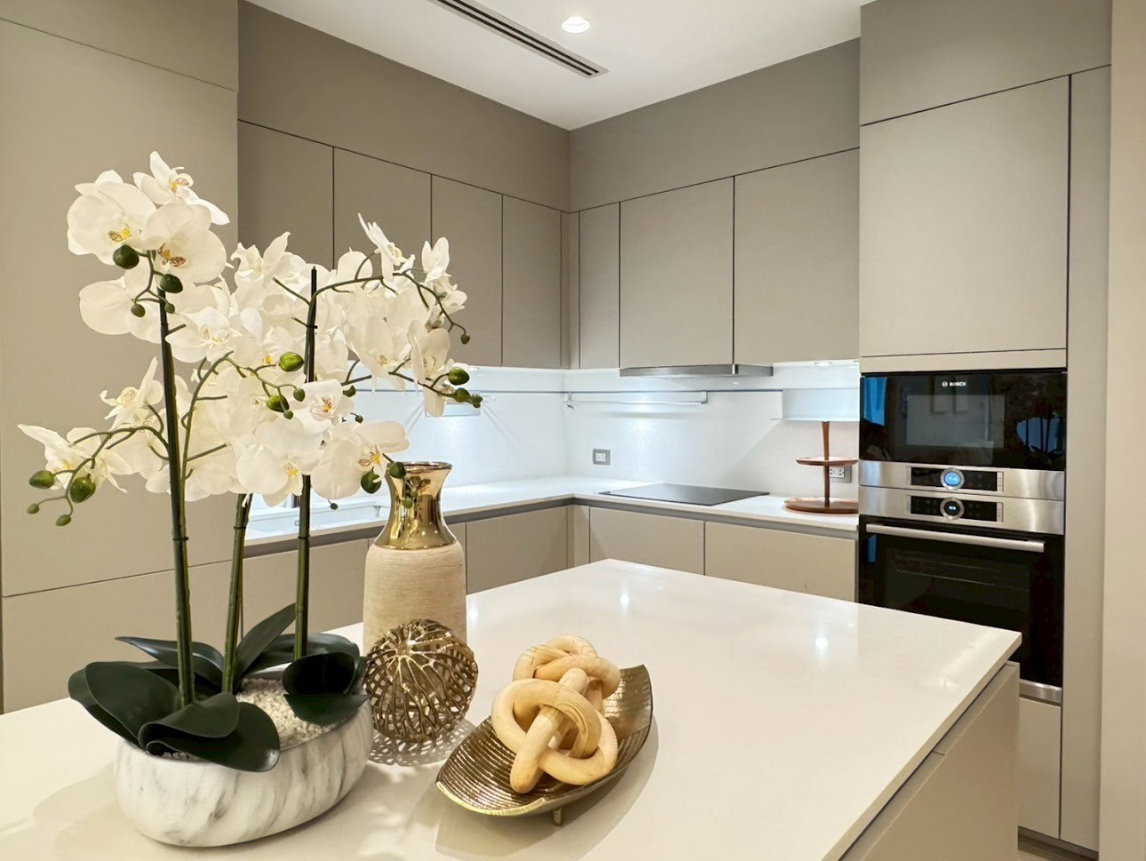 รูป The Residences at Sindhorn Kempinski ห้องฟีลดูอบอุ่น ลงตัวทั้งฟังก์ชันและการดีไซน์ โดดเด่นด้วยวิวสวนลุมพินีสีเขียวขจีที่มองเห็นได้จากในห้อง - รูปที่ 7/14