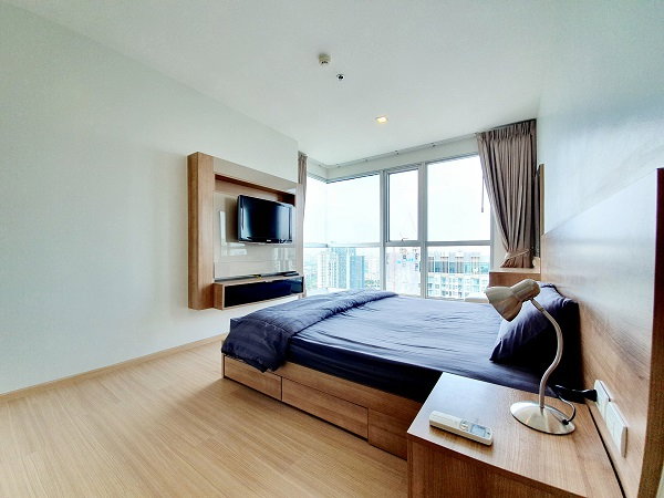 picture 🔥Hot deal for rent🔥 Private corner unit with bathtub on 31st floor at Rhythm Sukhumvit 50 - 1/21