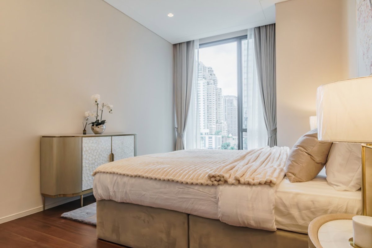 รูป The Residences at Sindhorn Kempinski ห้องฟีลดูอบอุ่น ลงตัวทั้งฟังก์ชันและการดีไซน์ โดดเด่นด้วยวิวสวนลุมพินีสีเขียวขจีที่มองเห็นได้จากในห้อง - รูปที่ 10/14