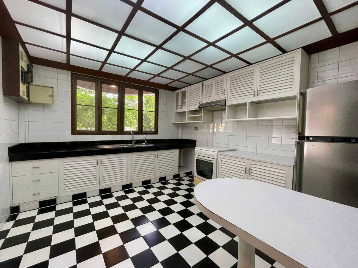 รูป LTH16035 - Rare Garden House for Sale Ruamrudee | Large Private Garden | BTS Ploenchit | 130 MB | บ้านขาย ร่วมฤดี - รูปที่ 7/11