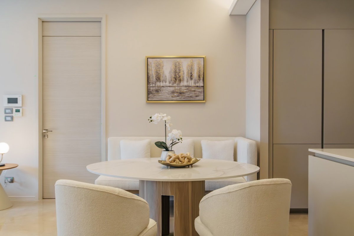 รูป The Residences at Sindhorn Kempinski ห้องฟีลดูอบอุ่น ลงตัวทั้งฟังก์ชันและการดีไซน์ โดดเด่นด้วยวิวสวนลุมพินีสีเขียวขจีที่มองเห็นได้จากในห้อง - รูปที่ 6/14