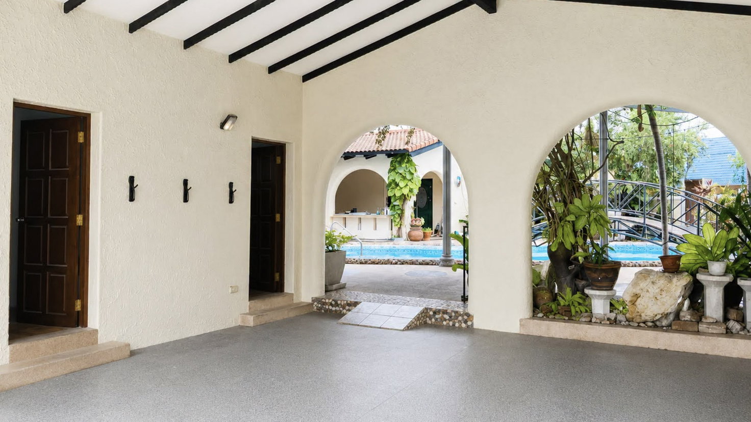 รูป 6 Bedroom Pool Villa for Sale Near Mabprachan Lake Pattaya - รูปที่ 21/23
