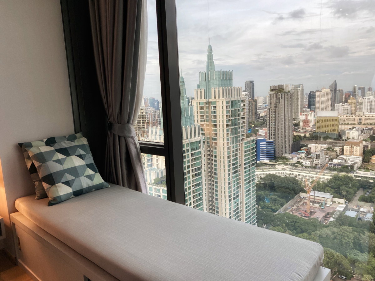 รูป 28 Chidlom คอนโดหรูห้องมุมชั้นสูง วิวเมืองพาโนรามา ตกแต่งหรูสไตล์ Modern Luxury ผนังหินอ่อน มีมุม Daybed ริมหน้าต่างไว้นั่งชิลชมวิว - รูปที่ 8/9