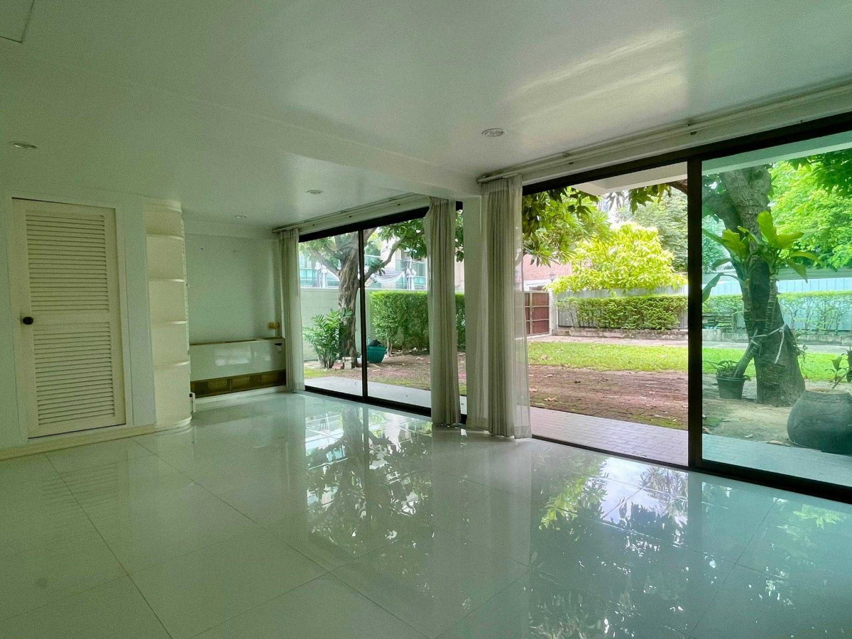 รูป LTH16035 - Rare Garden House for Sale Ruamrudee | Large Private Garden | BTS Ploenchit | 130 MB | บ้านขาย ร่วมฤดี - รูปที่ 6/11