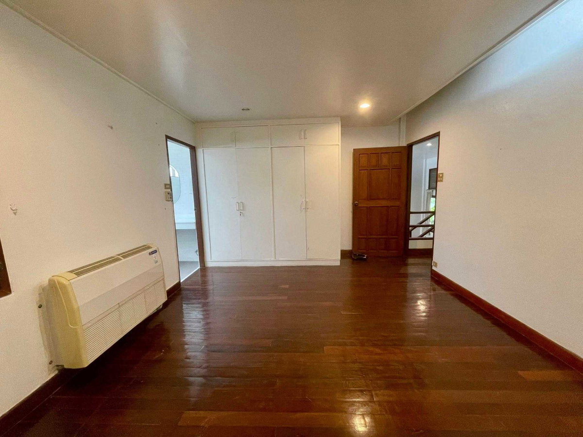 รูป LTH16035 - Rare Garden House for Sale Ruamrudee | Large Private Garden | BTS Ploenchit | 130 MB | บ้านขาย ร่วมฤดี - รูปที่ 8/11