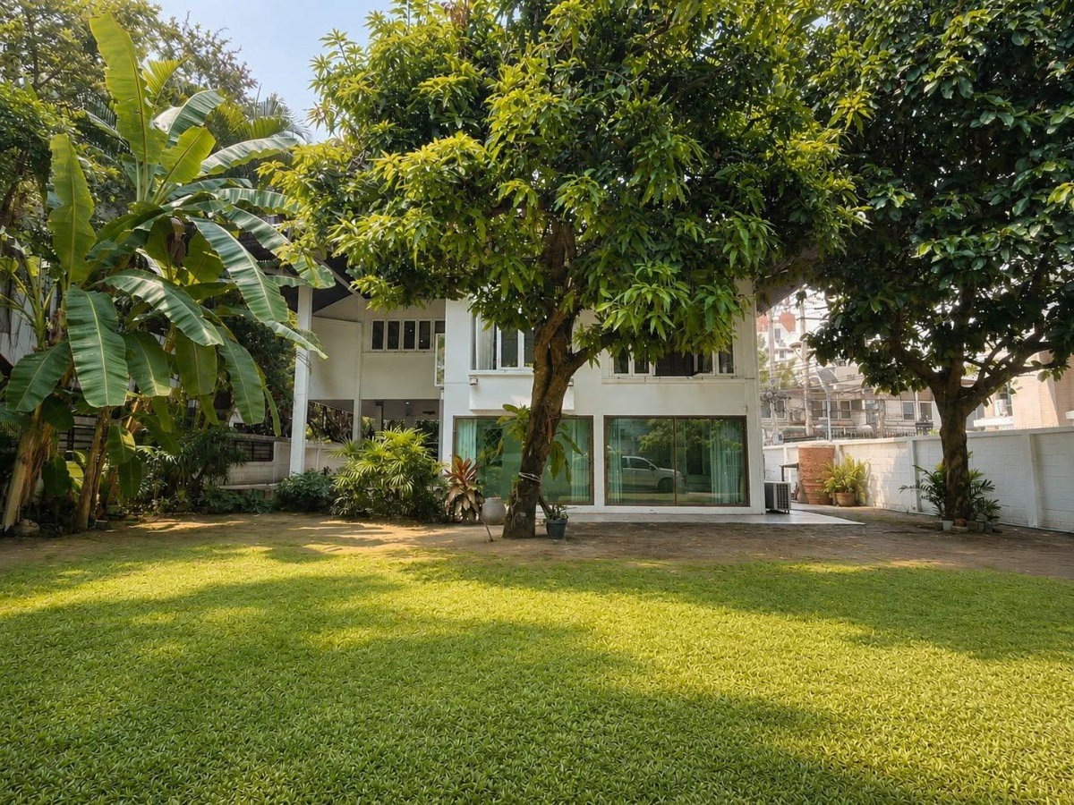 รูป LTH16035 - Rare Garden House for Sale Ruamrudee | Large Private Garden | BTS Ploenchit | 130 MB | บ้านขาย ร่วมฤดี - รูปที่ 2/11