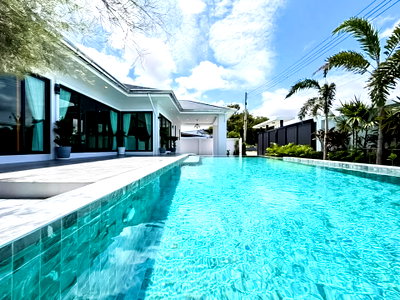 Houses for sale Chonburi : High End 3 Bedroom Pool Villa for Sale Huay Yai Pattaya