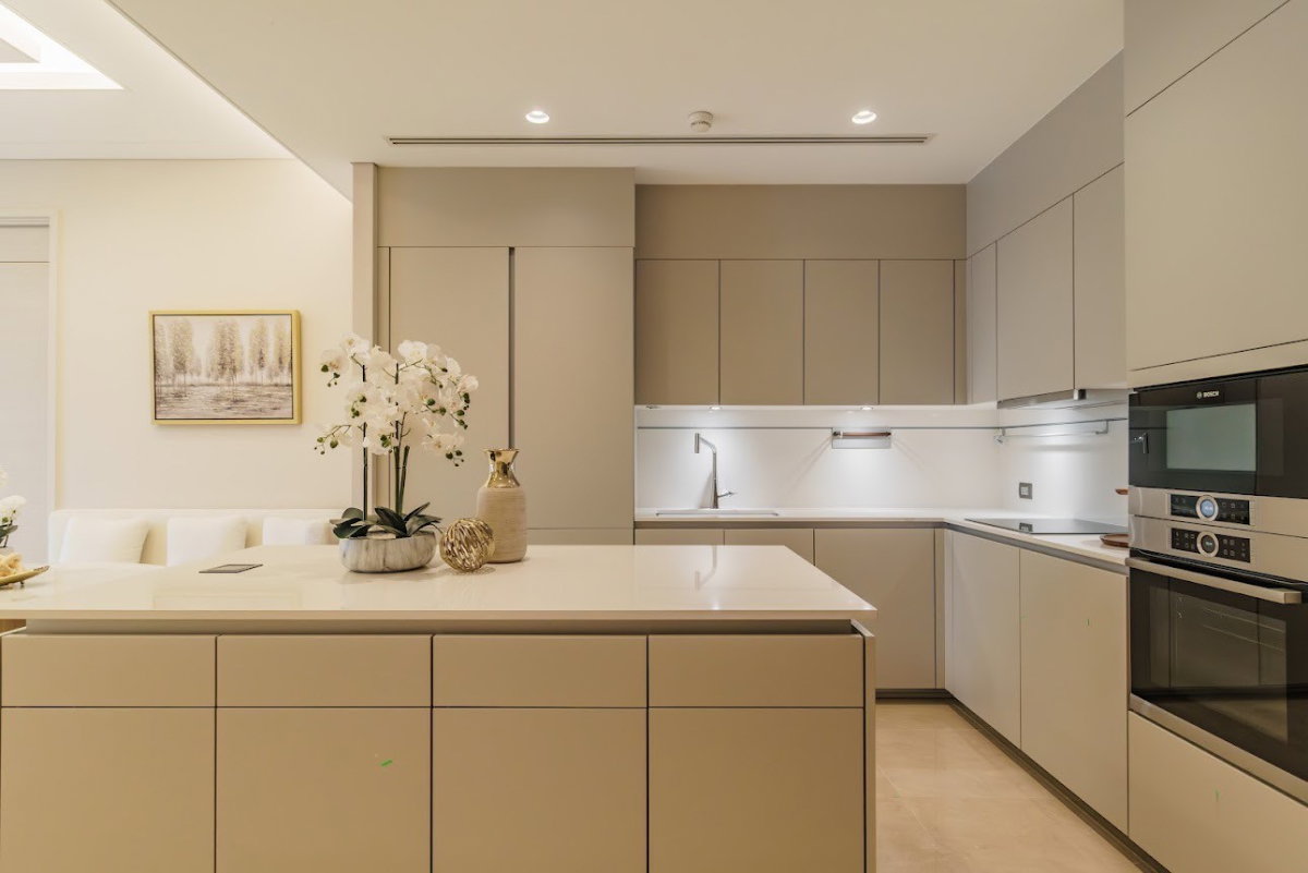 รูป The Residences at Sindhorn Kempinski ห้องฟีลดูอบอุ่น ลงตัวทั้งฟังก์ชันและการดีไซน์ โดดเด่นด้วยวิวสวนลุมพินีสีเขียวขจีที่มองเห็นได้จากในห้อง - รูปที่ 5/14