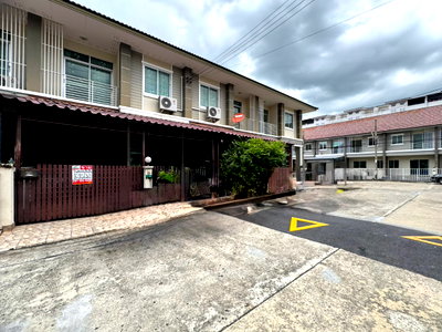 Townhouses for rent Bangkok : Two-story townhouse for rent in Ruenrudee 7 project, next to Hathairat Road. **Immaculate condition** (N.2256)