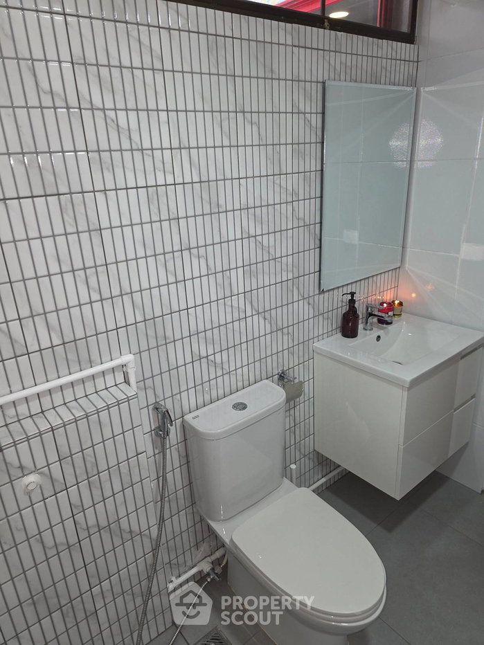 picture 142 Sqm 2-BR Sribumpen Condo Home Near MRT Khlong Toei (ID 3163533) - 28/29