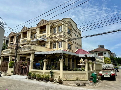 🏠(ขาย)ทาวน์โฮมหลังมุม 📍ปรีดีพนมยงค์ 13 สุขุมวิท 71 💛 39 ตร.ว. บ้าน 3 ชั้น 4 ห้องนอน 🚅ใกล้ BTS พระโขนง
