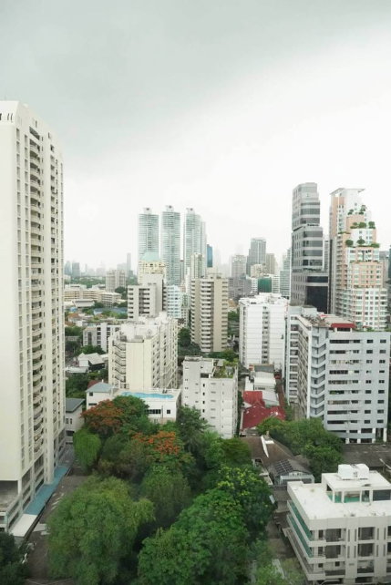 รูป Kraam สุขุมวิท 26 คอนโดแต่งหรูสไตล์ Modern Luxury โทนสีขาวตัดทอง เพดานสูงโปร่ง หน้าต่างกระจกทรงสูง วิวเมืองกว้าง พร้อมมุมทำงานสุดสะบาย พร้อมเข้าอยู่ - รูปที่ 11/13