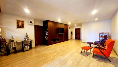 Condos for sale : Fifty Fifth Tower, spacious room, wide and airy layout, feels like home. Decorated with built-in wood. With a wide balcony with a high city view. 