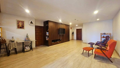 Fifty Fifth Tower, spacious room, wide and airy layout, feels like home. Decorated with built-in wood. With a wide balcony with a high city view. 