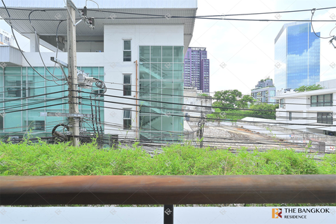 Mode Sukhumvit 61 Comfortable and Ready to Move-in near BTS Ekkamai