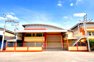 เช่าโรงงาน นวนคร : โรงงานพื้นที่สีม่วงม.คลองหนึ่งธรรมศาสตร์ รังสิต  และโกดัง 2 ชั้น สำนักงาน 8 ห้องอ.คลองหลวง  242ตร.ว. 2 น้ำ  1400ตรม.MMC นวนคร